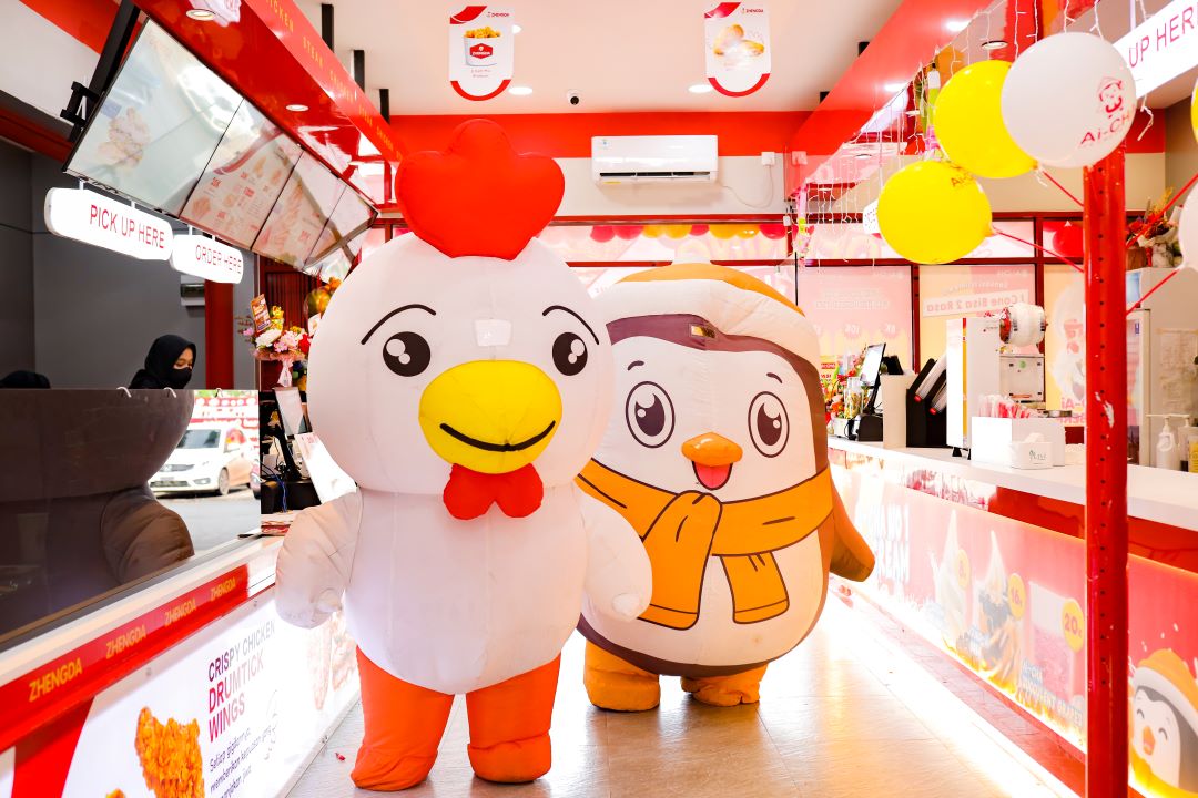 maskot ZHENGDA dan Ai-KA di outlet Batam