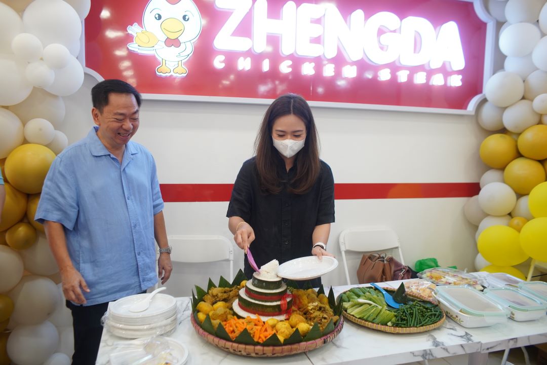 proses pemotongan tumpeng di acara grand opening outlet ZHENGDA Cimindi