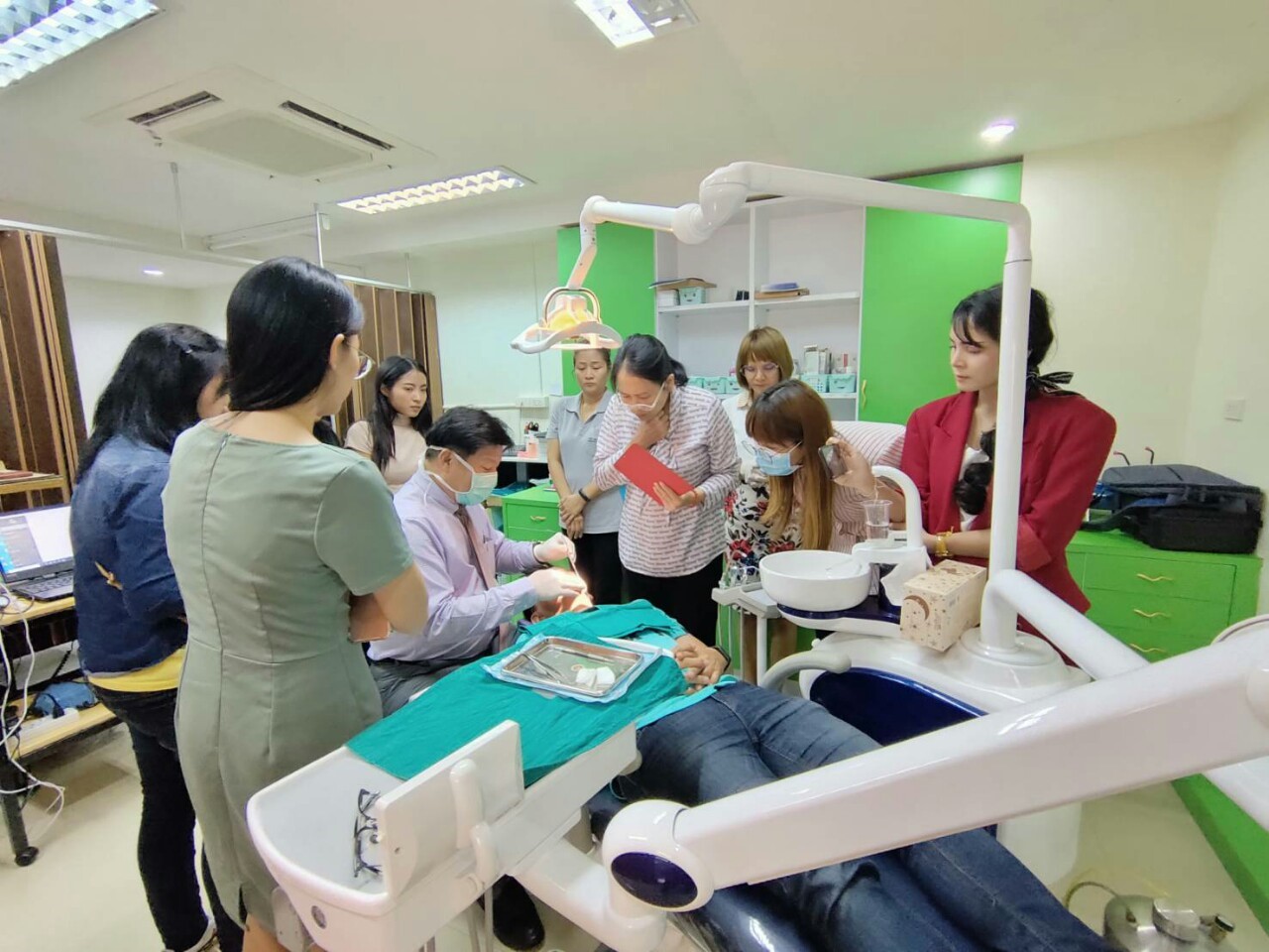 การเรียนการสอน หลักสูตรรากฟันเทียมบูรณาการรุ่นที่ 5 "Integrated Basic & Advance Implantology" ณ ห้องประชุม Prominent บริษัท พรอมมิเน้นท์ จำกัด