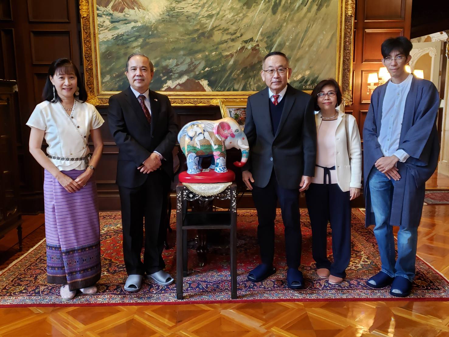 มอบ "ถ้วยรางวัลช้างเชียงราย” ให้กับสถานทูตไทย ประจำกรุงโตเกียว ประเทศญี่ปุ่น 