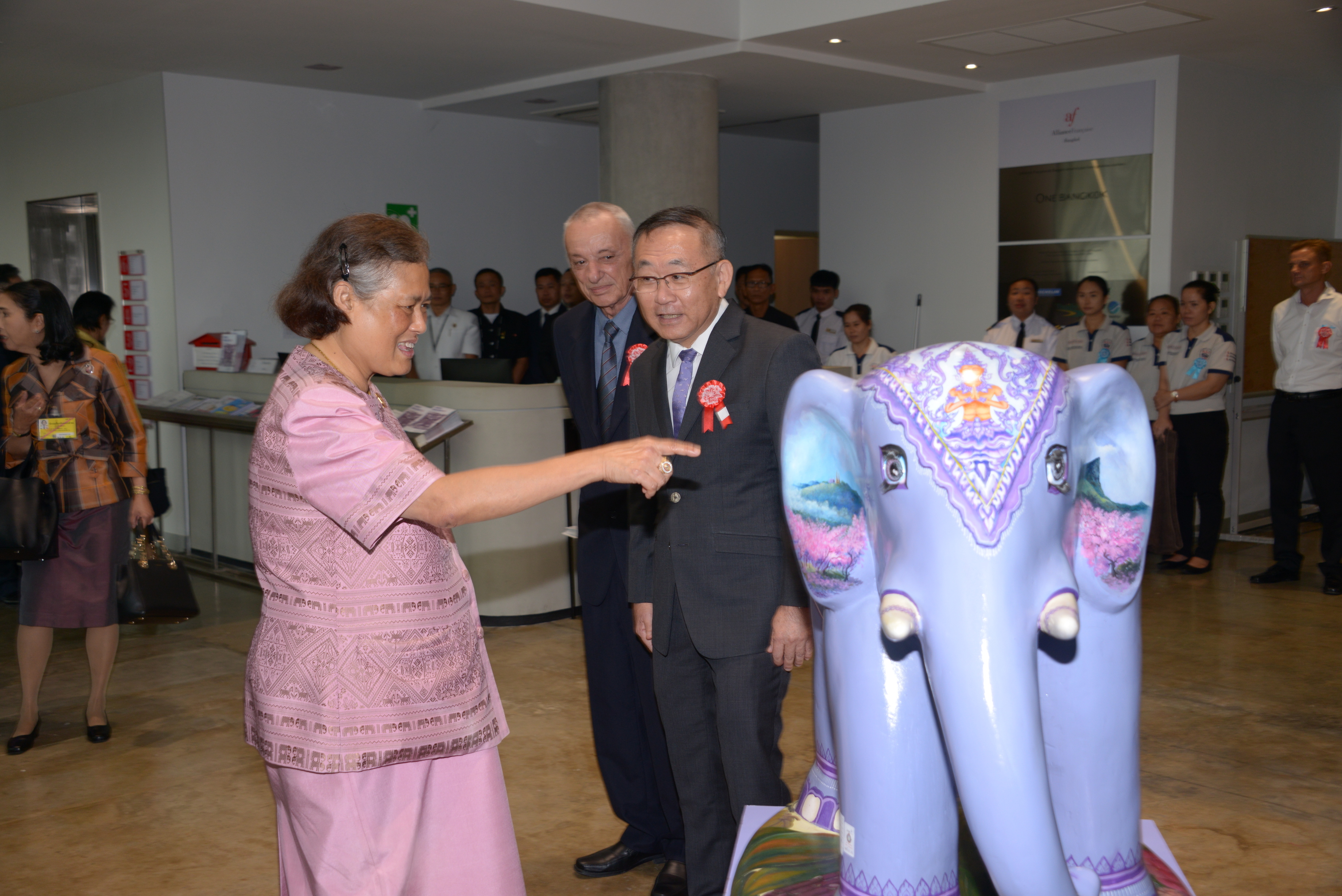 Dr. Kobchai Jitsakula presented “Chiang Rai Elephants” to Her Royal Highness Princess Maha Chakri Sirindhorn