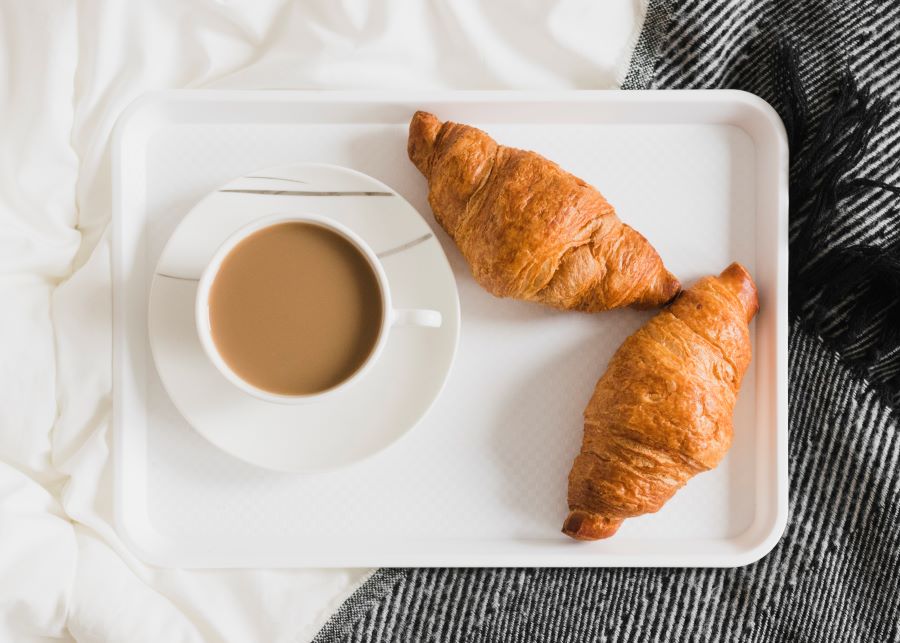 makanan pendamping kopi berupa croissant