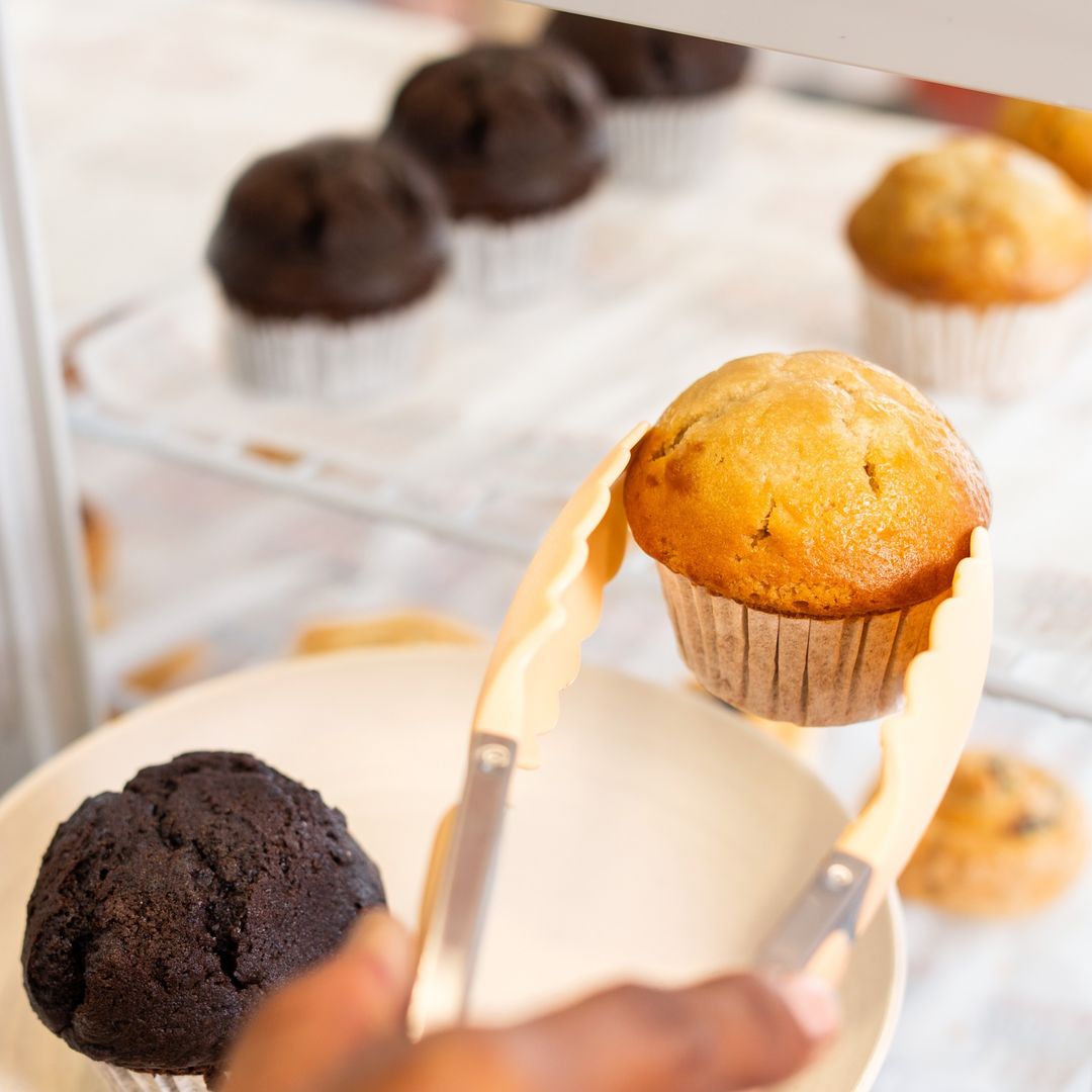 muffin cokelat dan pisang sebagai makanan pendamping kopi