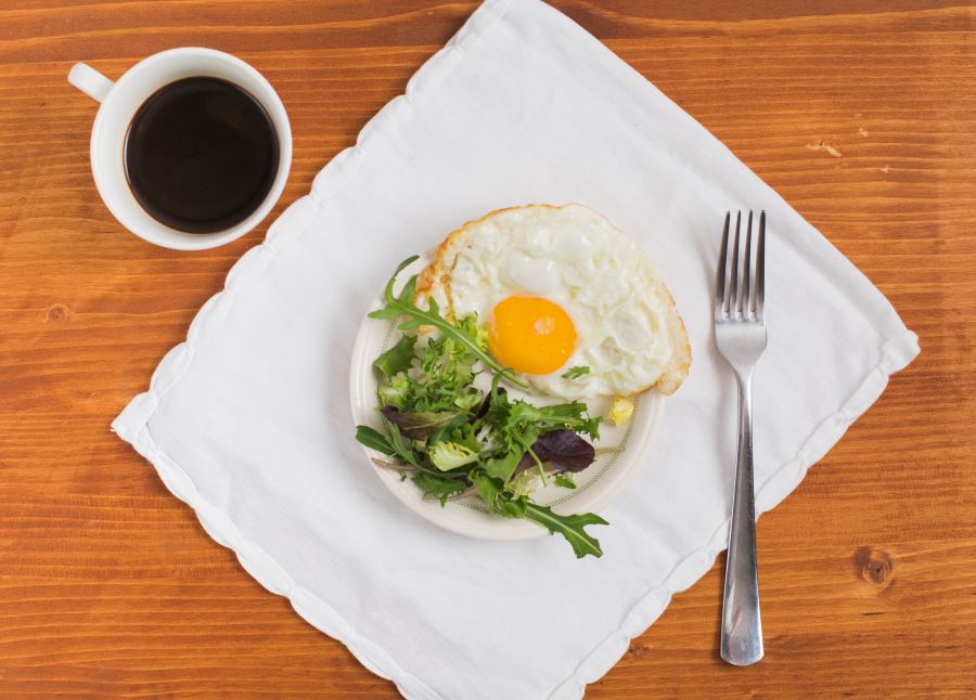 telur goreng dengan sayuran sebagai makanan pendamping kopi