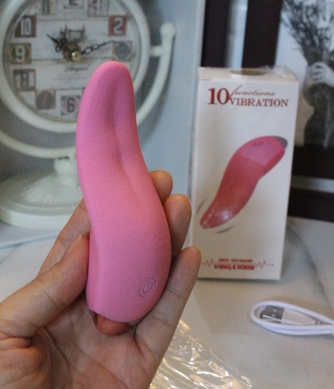 Tongue Vibrator ลิ้นสั่น 10 จังหวะ แบบชาร์ต USB ผิวซิลิโคลนนิ่ม ผิวสัมผัสคล้ายลิ้นจริง ดีไซส์สวยหรู เสียงเงียบ กันน้ำ