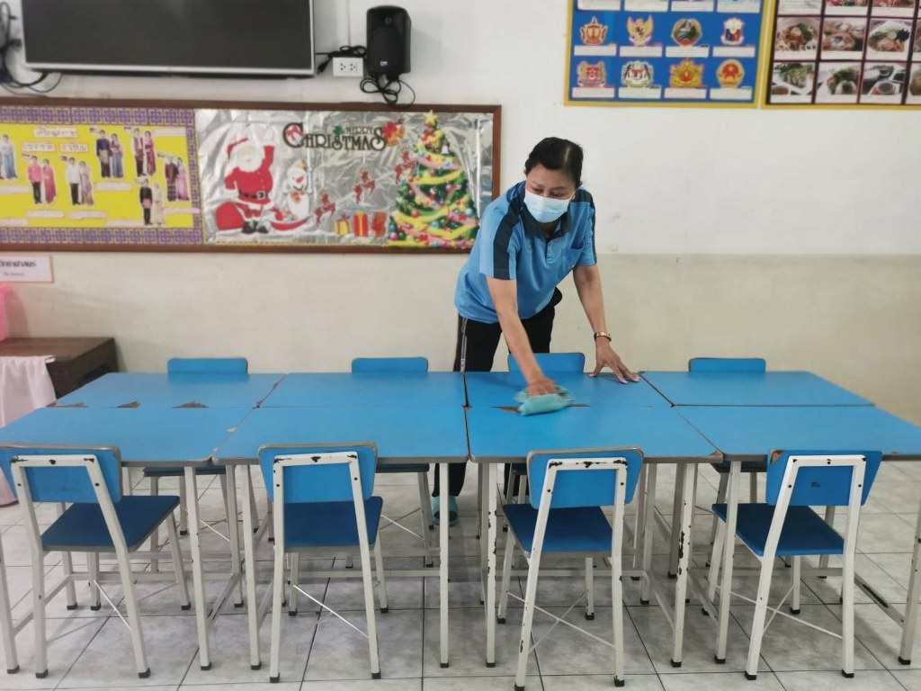 ทำความสะอาดห้องเรียน และฉีดน้ำยาฆ่าเชื้อโรคต่างๆ ให้สะอาดและปลอดภัยในห้องเรียนและ ห้องประกอบการต่างๆ 