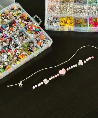ร้อยลูกปัดที่ทำฟาร์มดี ร้อยสร้อยข้อมือสวย ๆ ได้งานฝีมือกลับบ้าน
