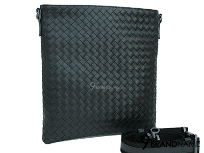 Bottega Veneta Messenger Petit Format Black Size 25cm  - Authentic Bag กระเป๋า บอเตก้า ครอสบอดี้ เปทิท สีดำ ไซส์ 25 CM  รุ่นนิยมสุดฮิต สีดำสวยหรู สายปรับระดับสั้นยาวได้ ซิปด้านบนใช้งานสะดวกคะ