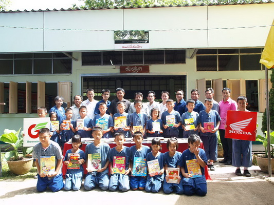 มอบห้องสมุดกรีนวิงให้โรงเรียนหนองยาว อ.เวียงป่าเป้า จ.เชียงราย วันที่ 5 ก.ค. 2556