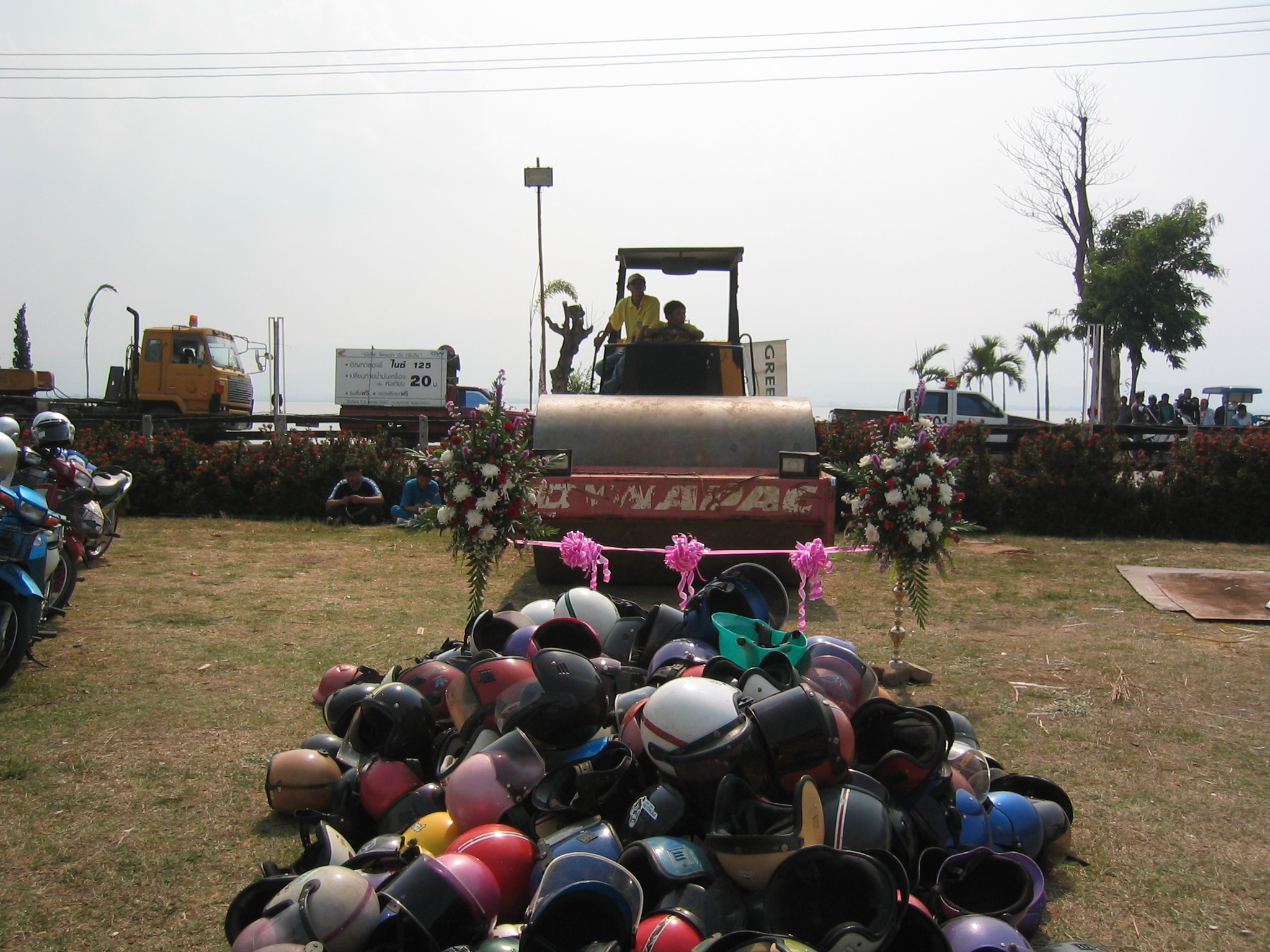 กรีนวิงจัดโครงการ "รณรงค์เพื่อป้องกันอุบัติเหตุ ช่วงเทศกาลสงกรานต์" มอบหมวกกันน็อค 500 ใบ วันที่ 5 เม.ย. 2547
