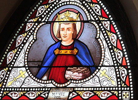 กระจกสี “พระเจ้าหลุยส์ที่ 9 ถือมงกุฎหนาม” วัดพระคริสตหฤทัย ราชบุรี สื่อที่มามงกุฏหนามพระเยซูสู่ฝรั่งเศส