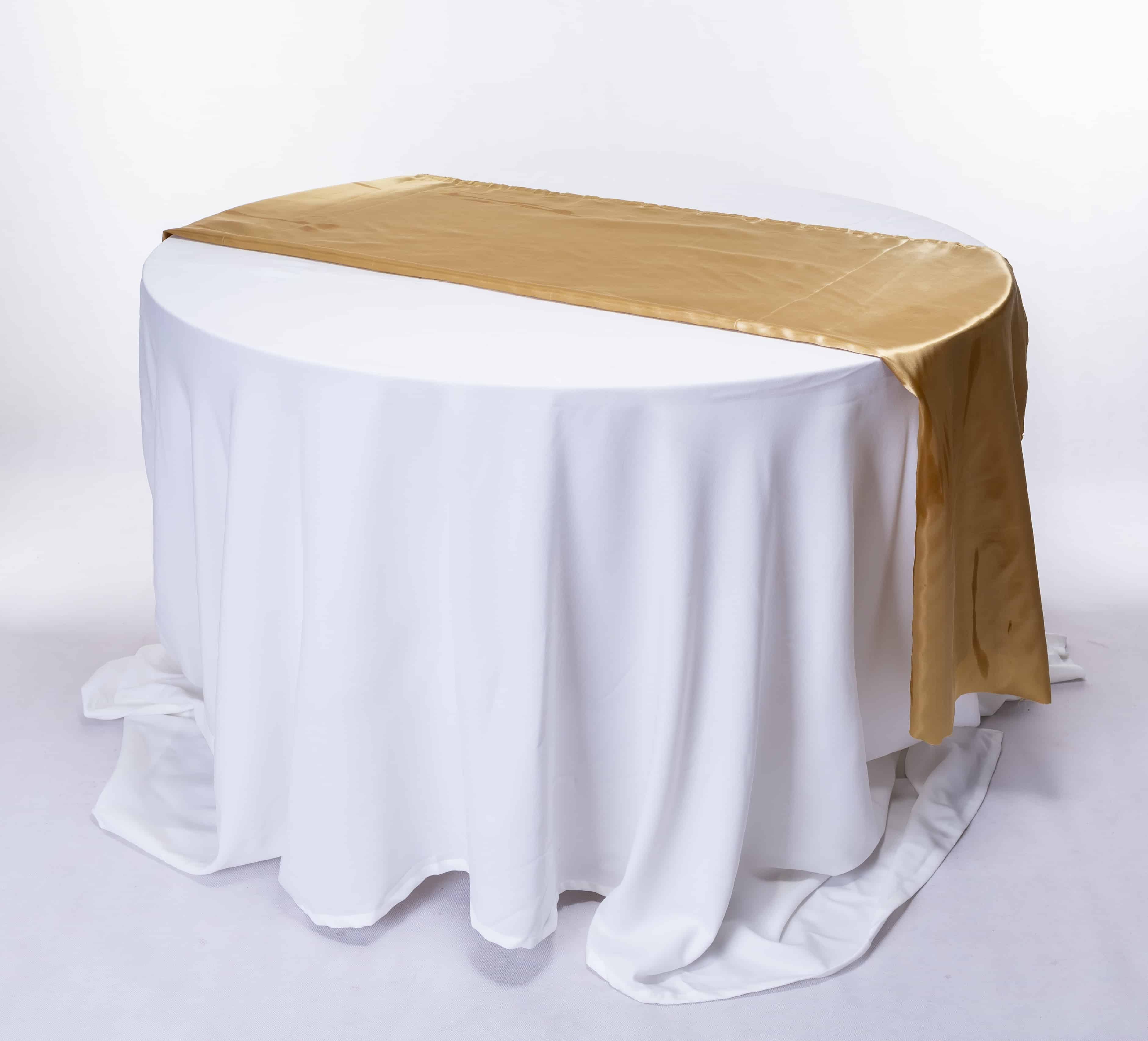 เช่าโต๊ะกลมคลุมผ้าสีขาวคาดผ้าสีทอง