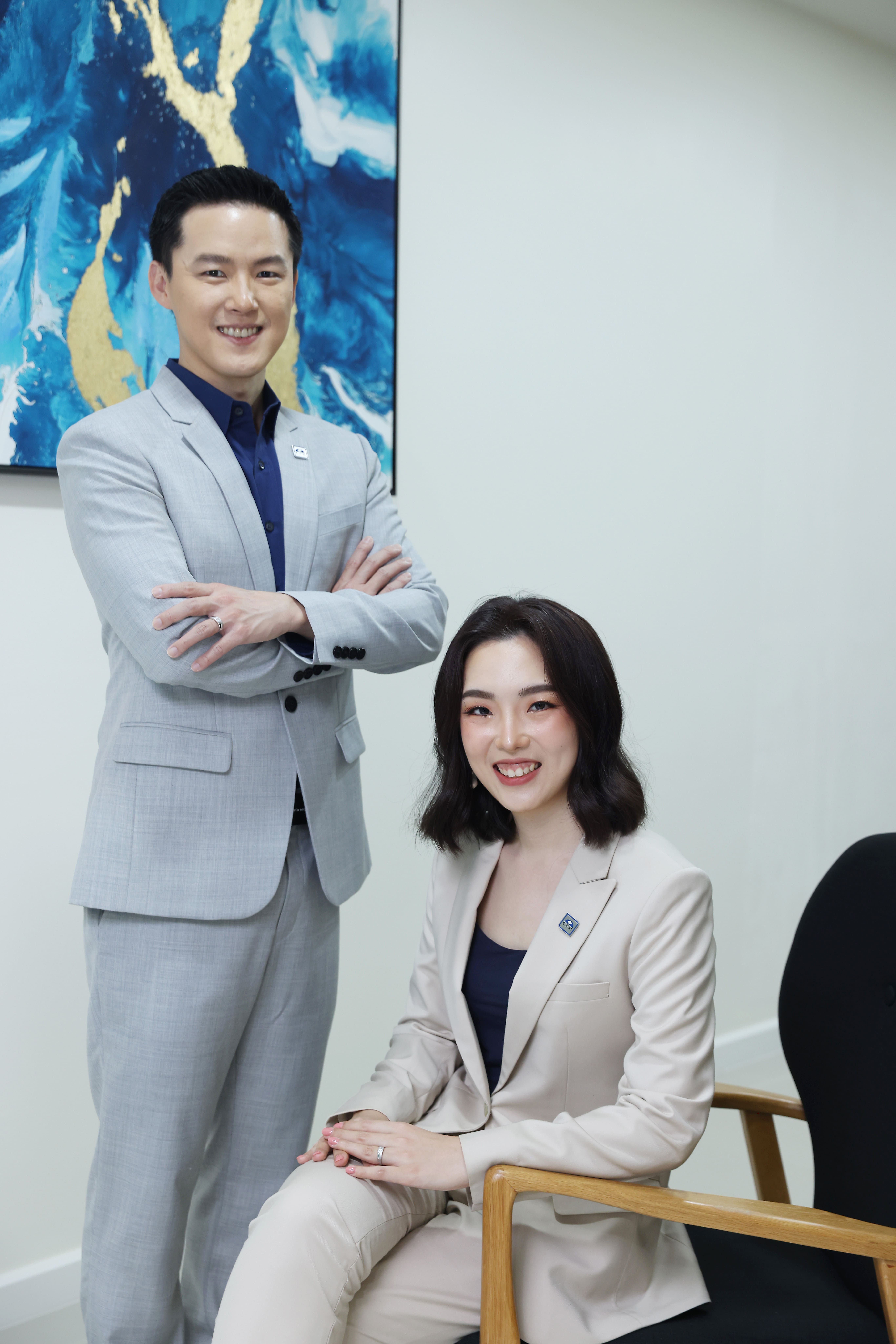 คุณจิณณรักษ์ เจตน์รังสรรค์ และคุณชิน-รัฐพล วชิรเมฆากุล ผู้ก่อตั้ง Money Adwise คุณจิณณรักษ์ เจตน์รังสรรค์ และคุณชิน-รัฐพล วชิรเมฆากุล ผู้ก่อตั้ง Money Adwise