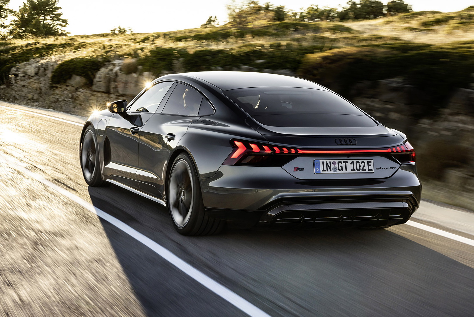 เผยโฉม! 2022 Audi e-tron GT คูเป้ 4 ประตู พลังไฟฟ้า คู่หู Porsche Taycan 