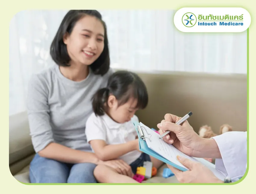 แพทย์ตรวจประเมินอาการหลังจากการพ่นยา แพทย์ตรวจประเมินอาการหลังจากการพ่นยา