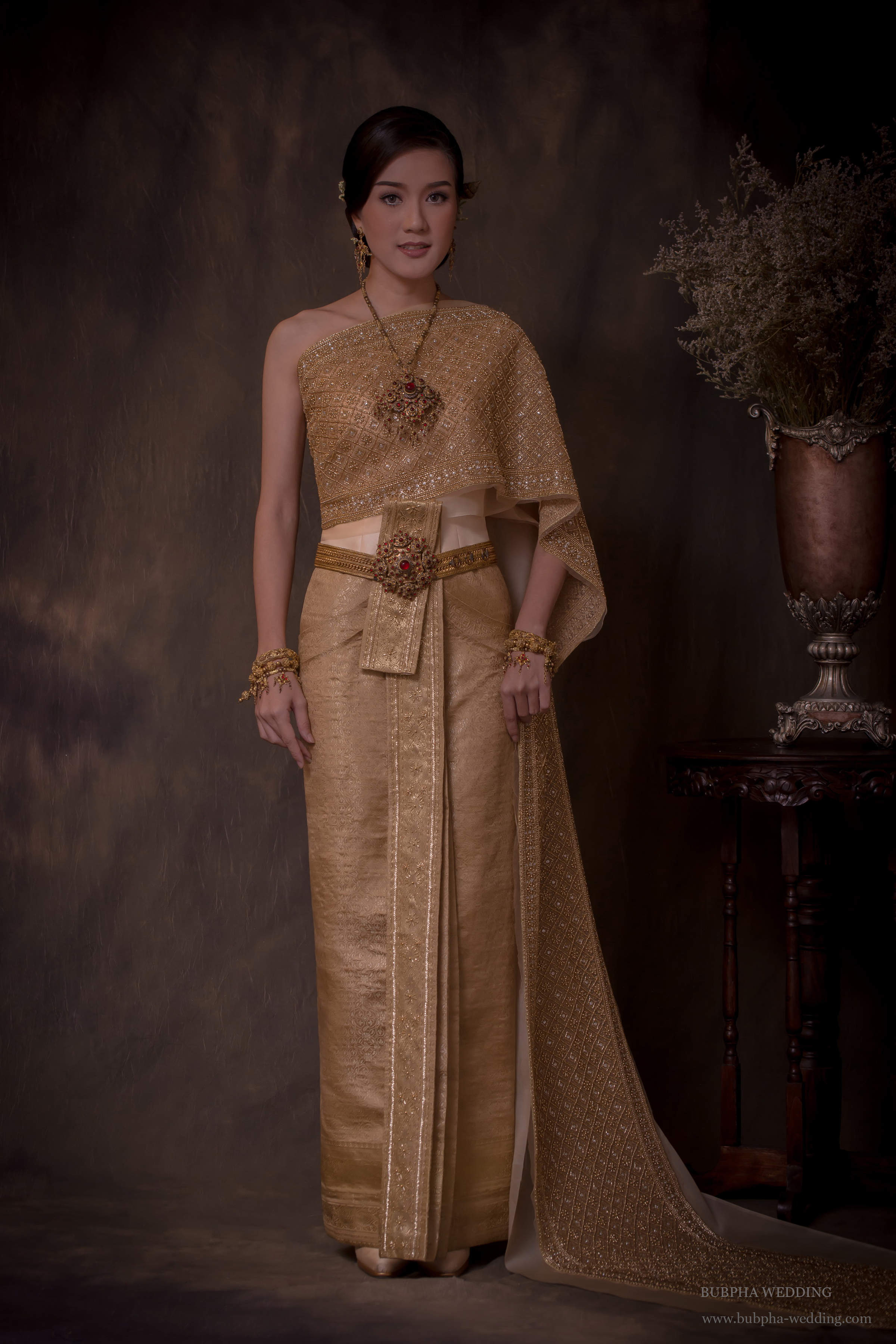 ชุดไทยผ้าโบราณเทียม สีทอง ชุดที่  3
