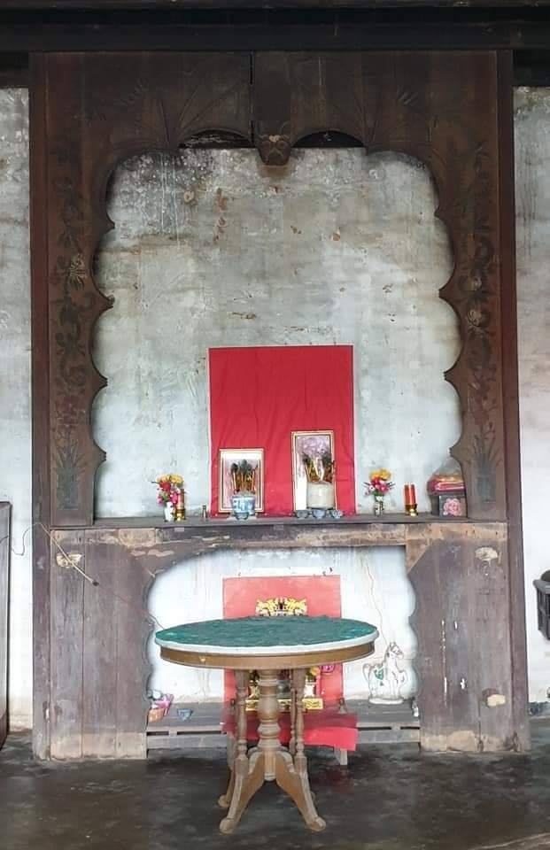 โต๊ะไหว้จีนในบ้านเก่าชุมชนชาวจีนแคะ บ้านโพธิ์ จังหวัดตรัง