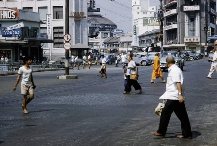 รูปถ่ายเก่าเยาวราชวงเวียนโอเดียนอาม่าหิ้วตะกร้าจีนฮวยน้า รูปถ่ายเก่าเยาวราชวงเวียนโอเดียนอาม่าหิ้วตะกร้าจีนฮวยน้า