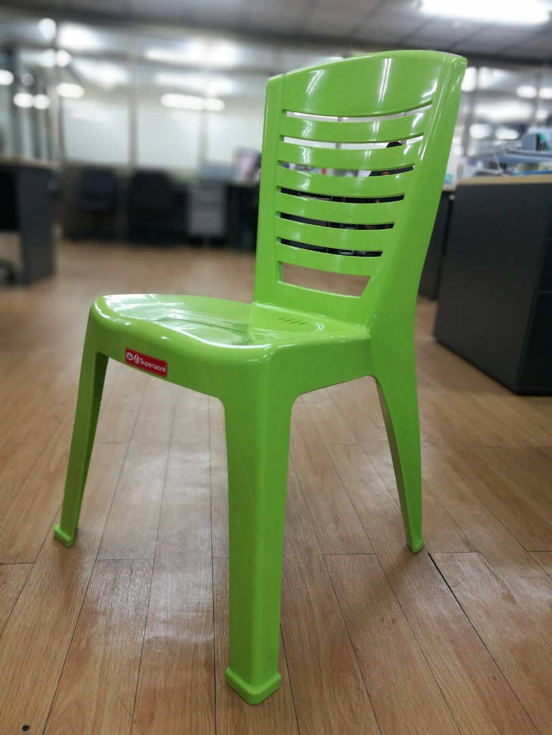 เก้าอี้มีพนักพิง สีเขียว