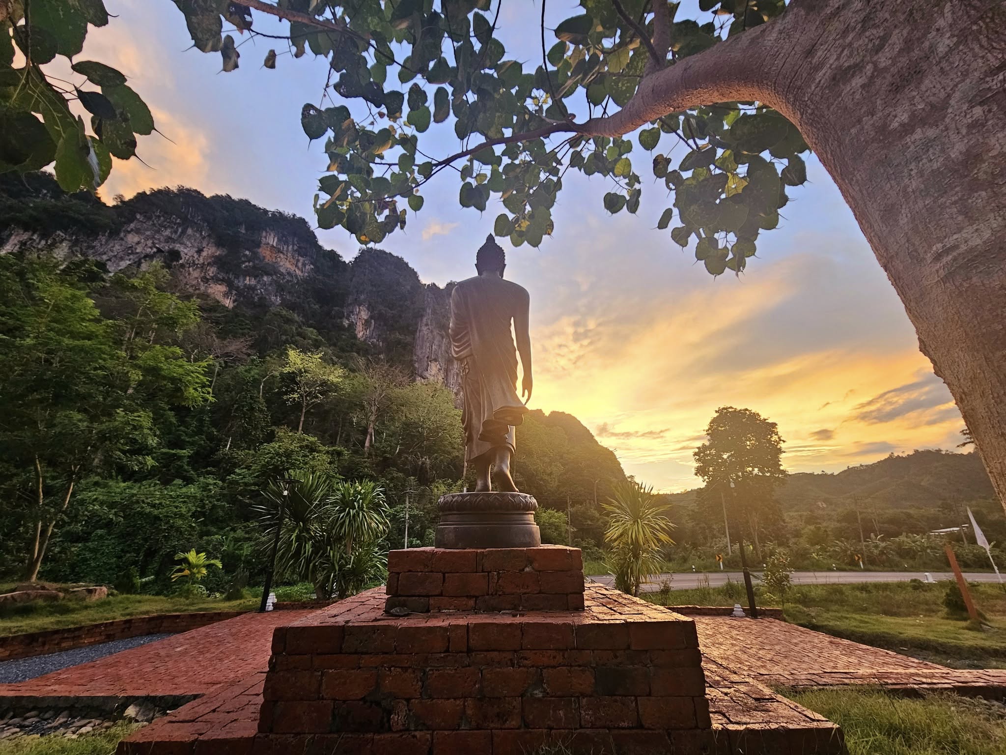 มูลนิธินายศรีผ่อง-นางกี่ ภูเก้าล้วน บริจาคที่ดิน 2 ไร่ แก่มูลนิธิศรีศรัทธา