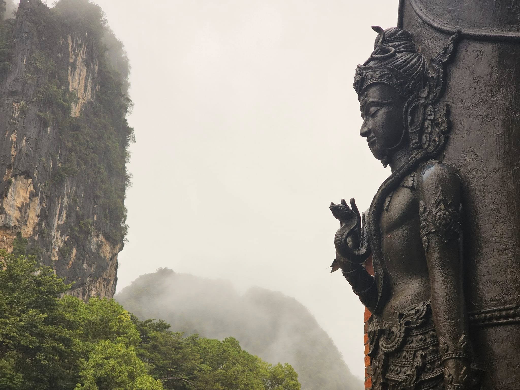 มูลนิธินายศรีผ่อง-นางกี่ ภูเก้าล้วน บริจาคที่ดิน 2 ไร่ แก่มูลนิธิศรีศรัทธา