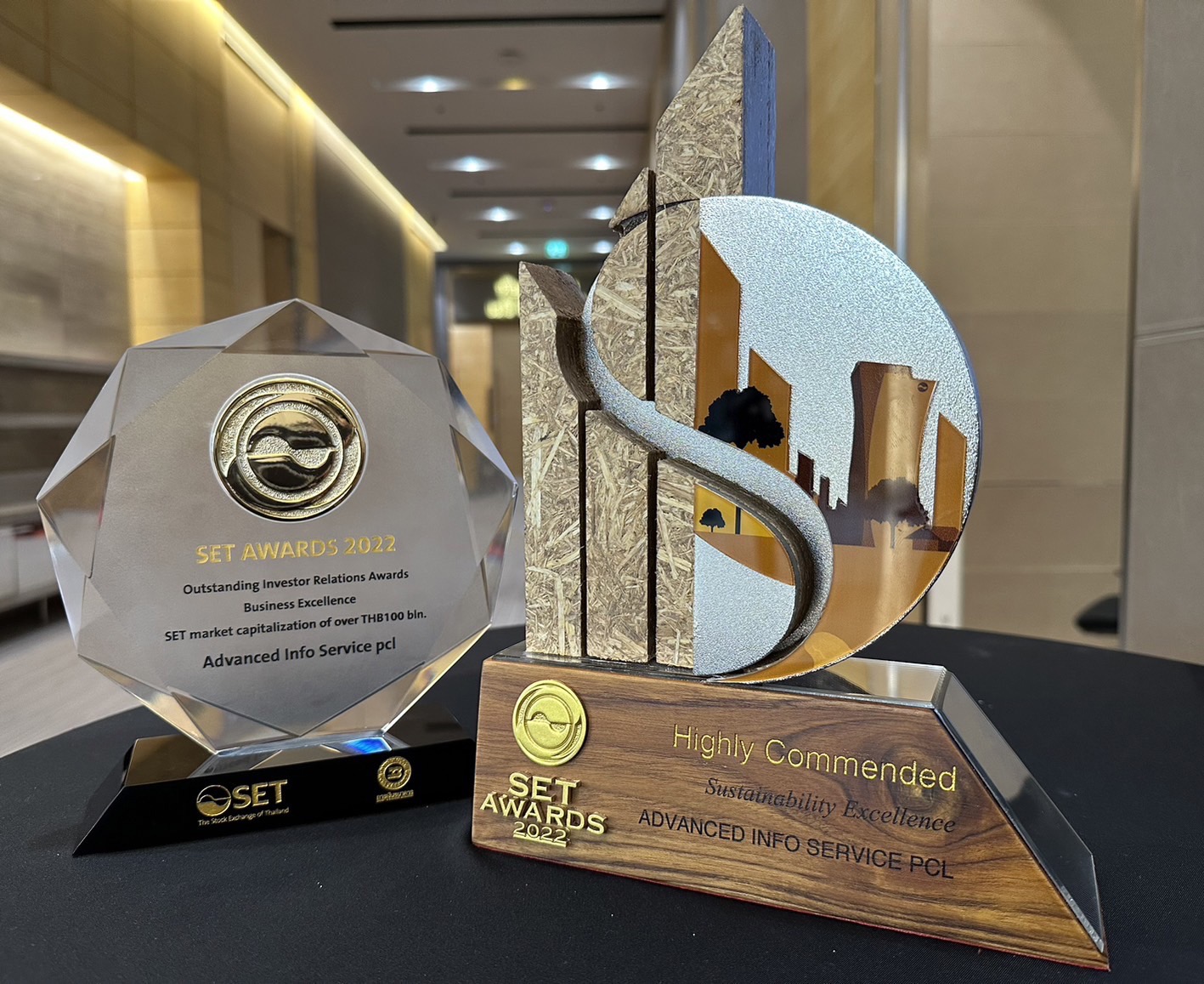 AIS กวาด 2 รางวัลใหญ่ บทพิสูจน์เป้าหมายการดำเนินธุรกิจอย่างยั่งยืน Outstanding Investor Relations Awards และ Highly Commended Sustainability Awards จากเวที SET AWARDS 2022 มุ่งสร้างการเติบโตร่วมกันของเศรษฐกิจ สังคม และสิ่งแวดล้อม ในโลกดิจิทัล