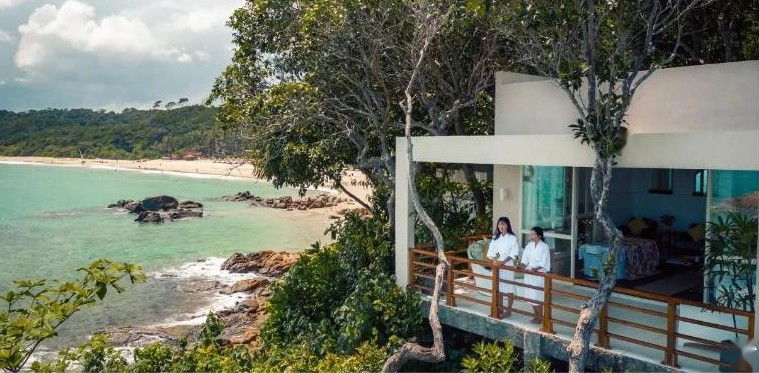 ศาลาริมหาดและทะเลที่เกาะบินตัน ภาพจาก Club Med Bintan Island