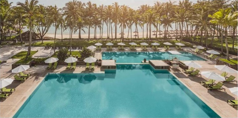 สระว่ายน้ำและร่มชายหาดของ Club Med Bintan Island