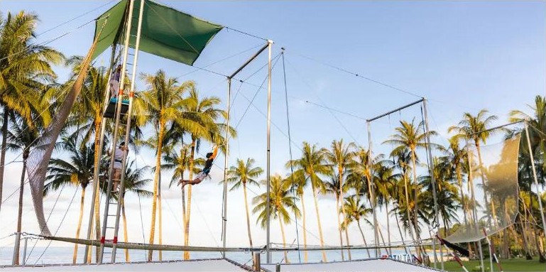 ฟลายอิ้งทราพีซกลางสวนมะพร้าว Club Med Bintan Island
