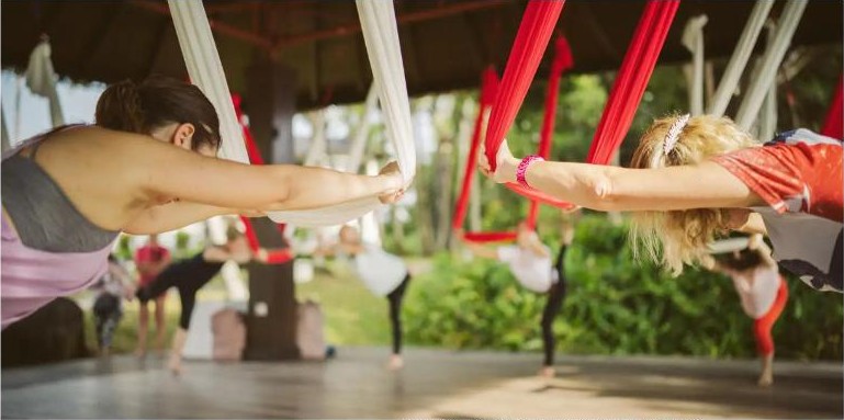 คลาสโยคะผ้าแขวนที่ Club Med Bintan Island