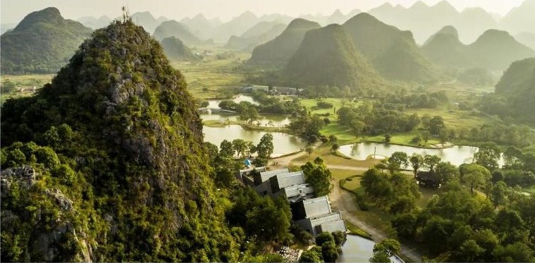 ภูเขาหินปูนและทุ่งนารอบ Club Med Guilin กุ้ยหลิน