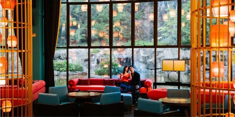 เลานจ์โคมไฟสีส้มที่ Club Med Guilin
