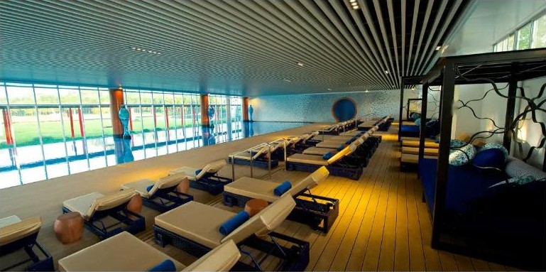 โซนสปาและเตียงพักผ่อนข้างหน้าต่างบานใหญ่ Club Med Guilin