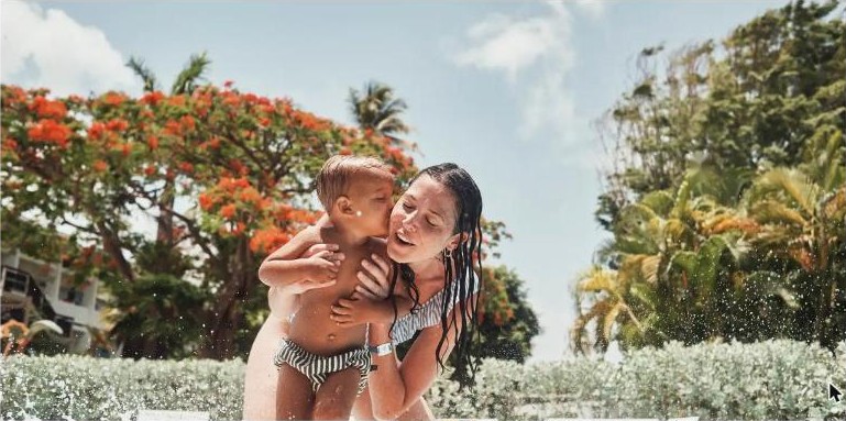 แม่และลูกยิ้มที่ Club Med Kani