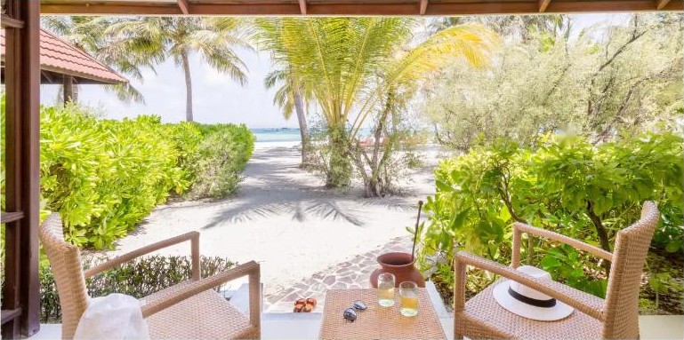 ระเบียงห้องพักริมหาด Club Med Kani