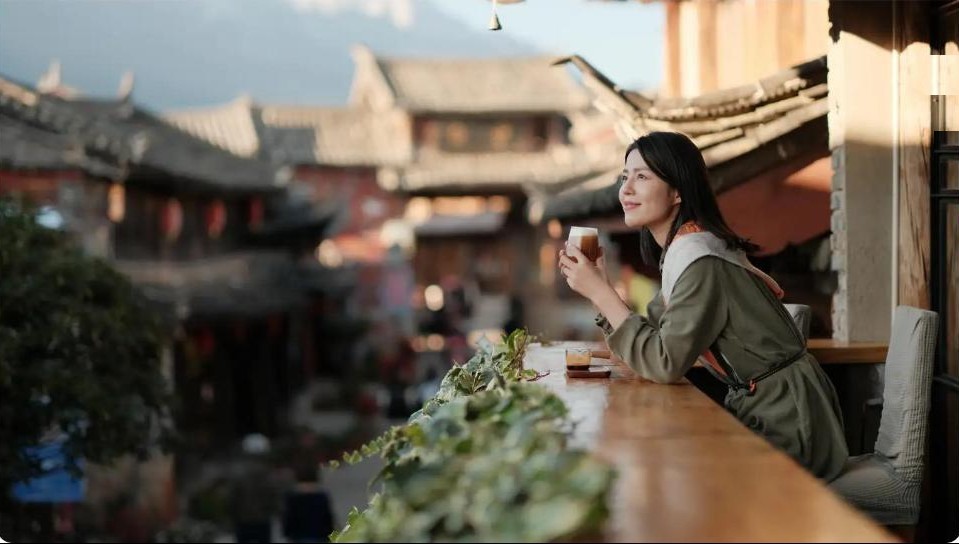 ท่องเมืองเก่าลี่เจียง ยูนนาน จิบกาแฟริมระเบียง