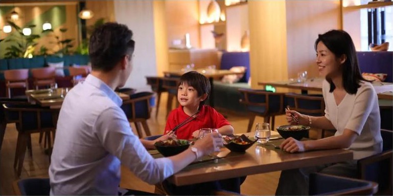 ครอบครัวทานอาหารในห้องอาหาร Club Med Lijiang