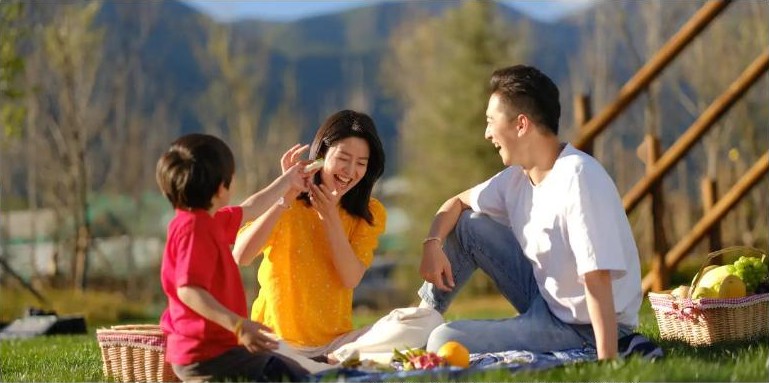 ครอบครัวปิกนิกบนสนามหญ้าที่ Club Med Lijiang
