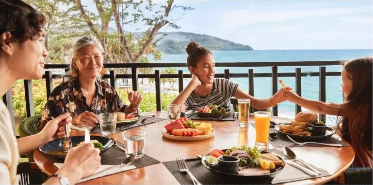 ครอบครัวทานอาหารริมระเบียงวิวทะเล Club Med Phuket