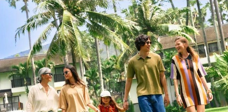ครอบครัวเดินเล่นในสวนปาล์มของ Club Med Phuket
