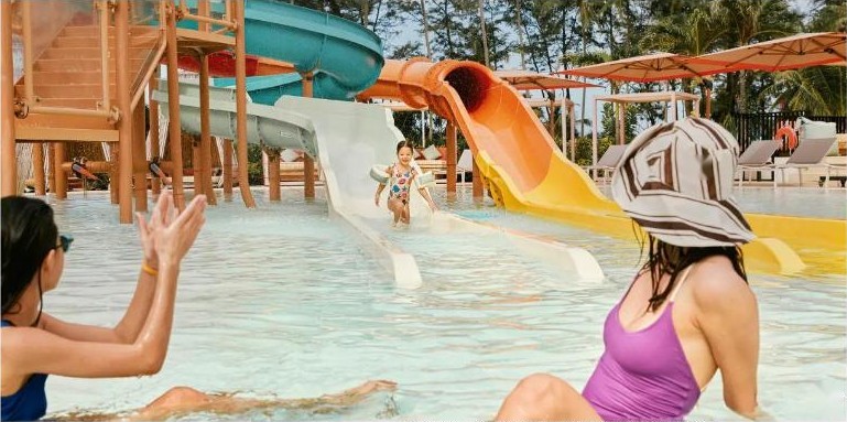 ครอบครัวเล่นสไลเดอร์ในสวนน้ำ Club Med Phuket