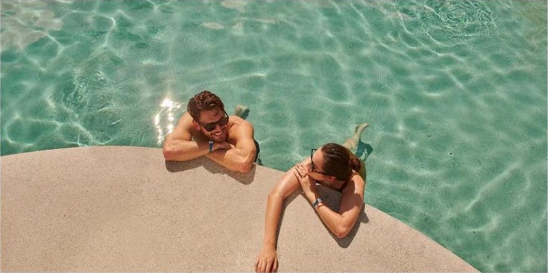 คู่รักผ่อนคลายริมสระน้ำ Club Med Phuket ภูเก็ต