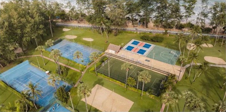 สนามเทนนิสและพาเดลมุมสูง Club Med Phuket