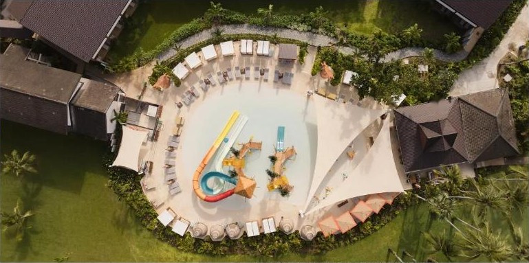มุมสูงสวนน้ำและสระว่ายน้ำของ Club Med Phuket หาดกะตะ ภูเก็ต