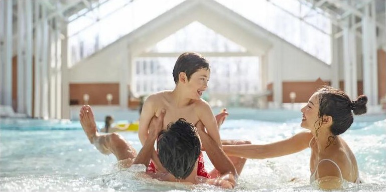ครอบครัวเล่นน้ำในสระในร่ม ภาพจากแกลเลอรี Club Med Tomamu