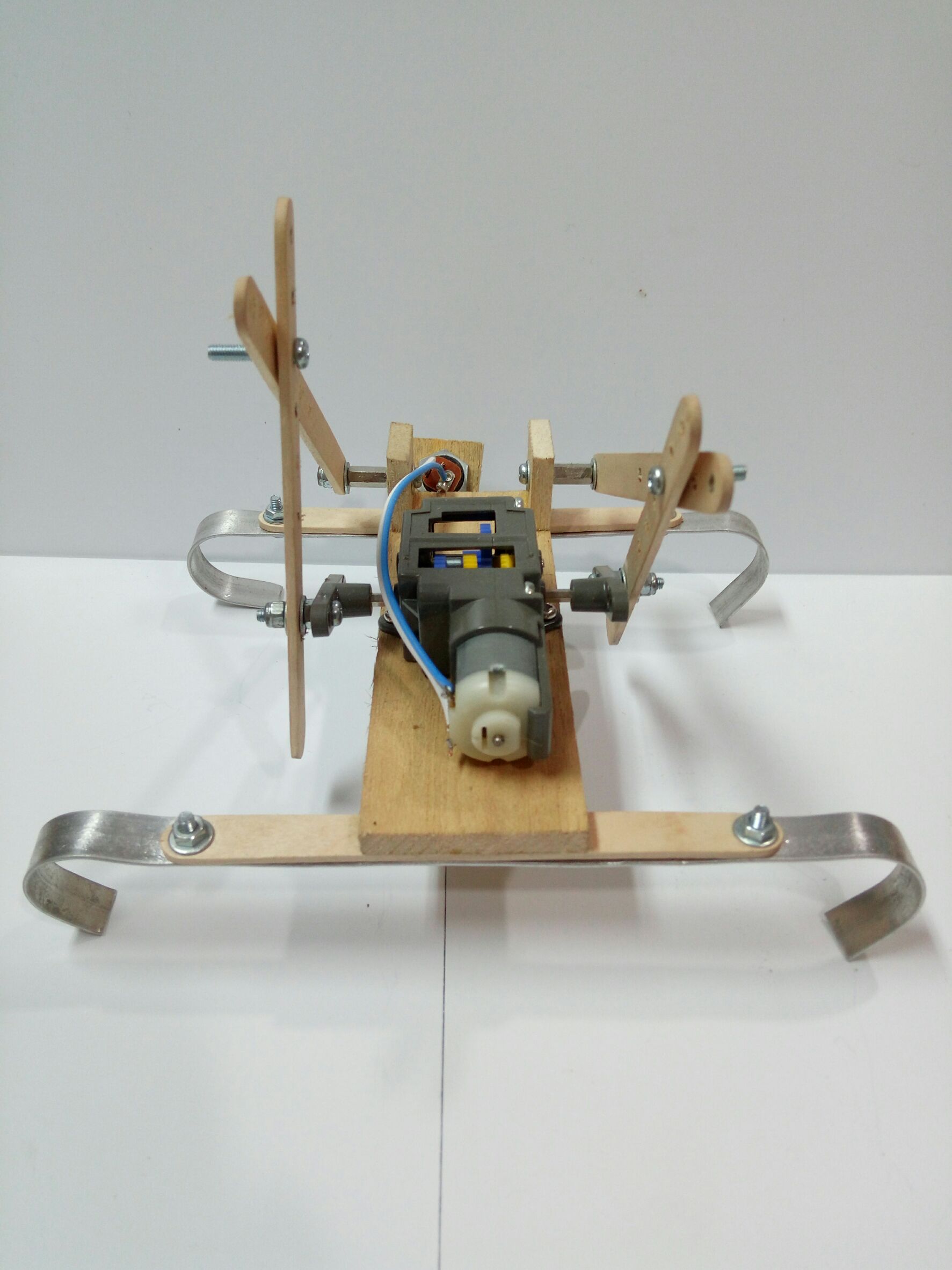 ชุดคิตหุ่นยนต์ปีนบันได(ไม้) เหมาะใช้กับชุดปั่นไฟแบบมือหมุน