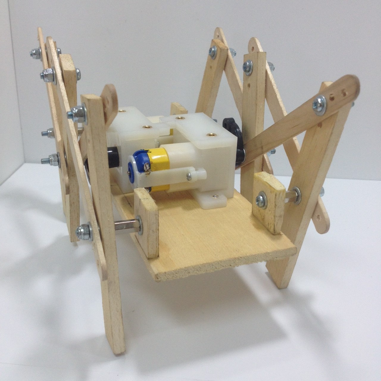 ชุดคิตหุ่นเดินหกขาโครงสร้างไม้ รุ่น Modify ไม่ประกอบ(ไม่รวมรีโมท)
