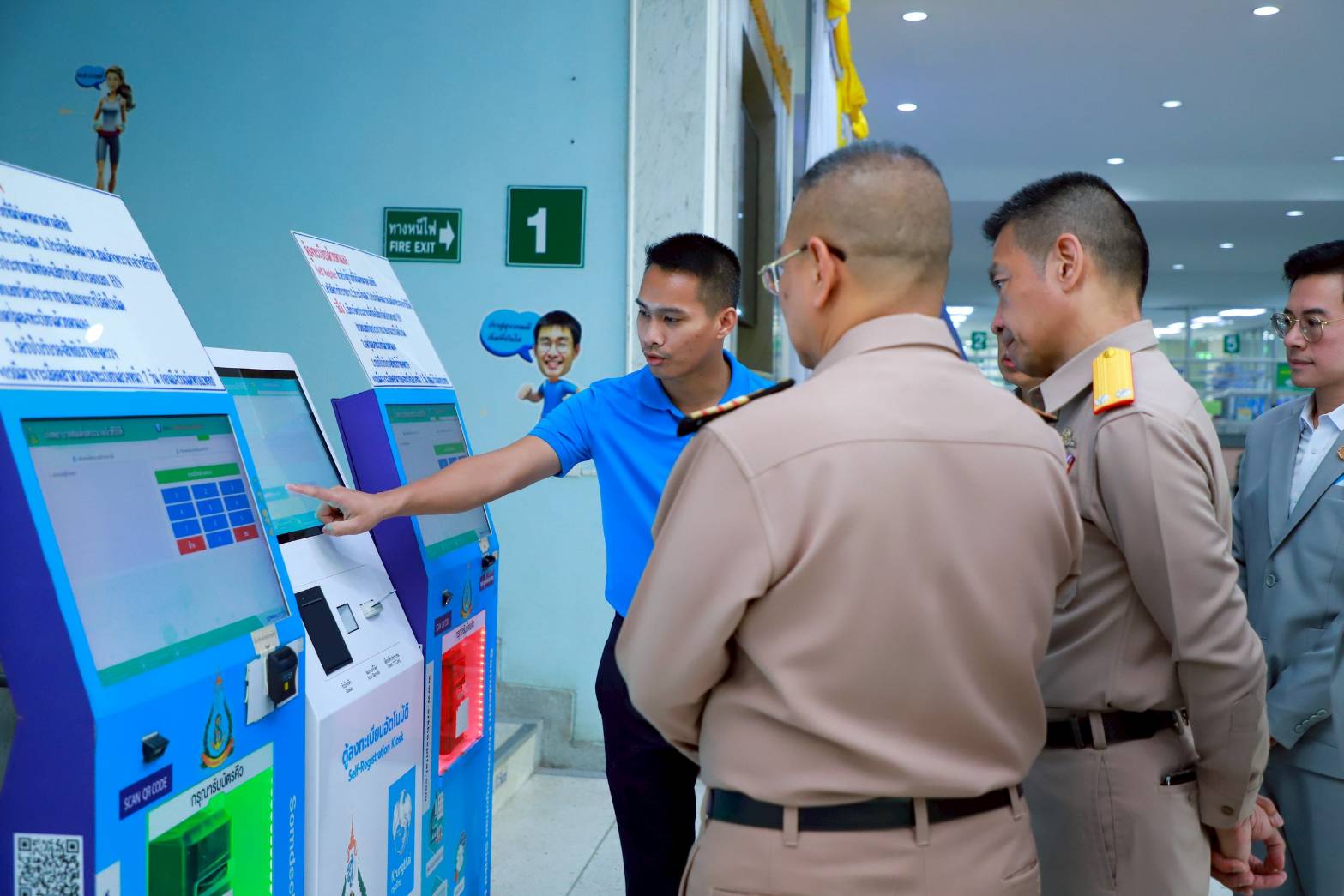 ผู้ป่วยกำลังใช้ Self Service Kiosk ลงทะเบียนและรับบัตรคิวด้วยตนเองที่โถงต้อนรับโรงพยาบาล