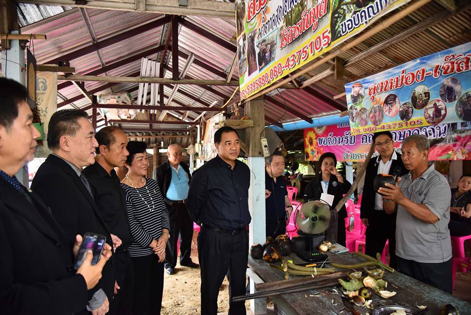 นายกลินท์ สารสิน ประธานกรรมการหอการค้าไทย เข้าเยี่ยมชมวิสาหกิจชุมชน และหมู่บ้าน จังหวัดฉะเชิงเทรา