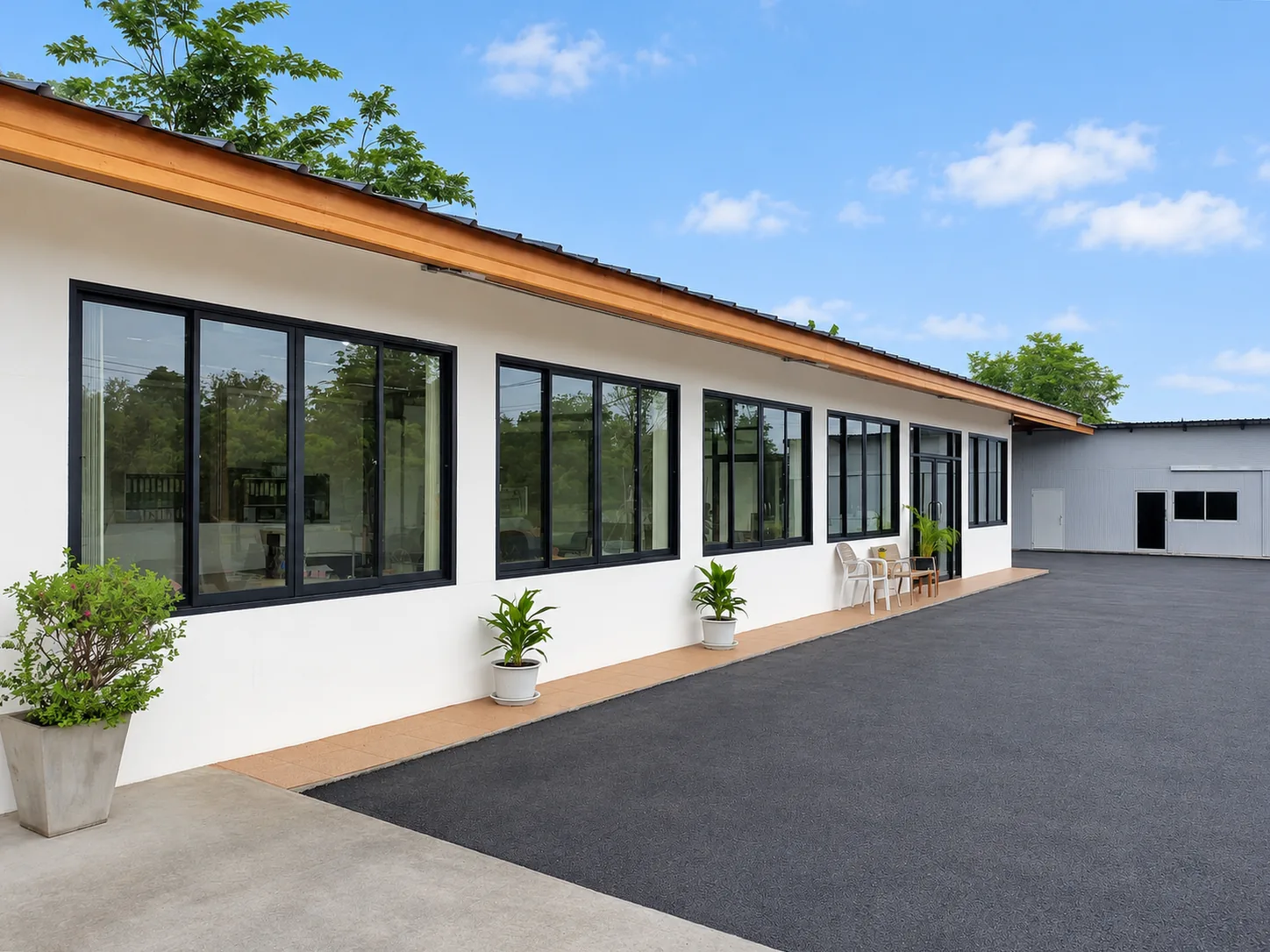 ด้านข้างอาคารสำนักงาน S.J. Group หน้าต่างกระจกบานยาว